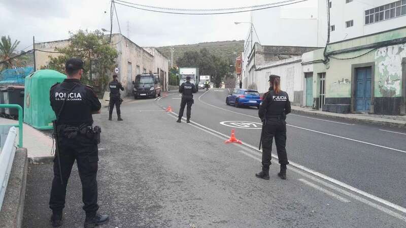 Efectivos de la Policía Canaria, ayer en Cuesta Ramón (Foto TA)